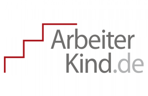 Das ist das Logo des Sozialunternehmens ArbeiterKind.de. Es besteht aus einer stilisierten roten aufsteigenden Treppe mit drei Stufen. Unter den Stufen steht in der ersten Zeile „Arbeiter“ dunkelgrau und dick markiert. In der Zeile darunter „Kind“ dunkelg