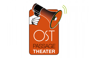 Das ist das Logo des Ost-Passage-Theaters  in Leipzig. Es hat ein rotes Rechteck. Im oberen Teil hält eine weiße Hand ein rot-schwarzes Megafon, das über das Rechteck hinaus strahlt. Auf dem Rechteck steht in weiß in großen Buchstaben OST, PASSAGE in schw