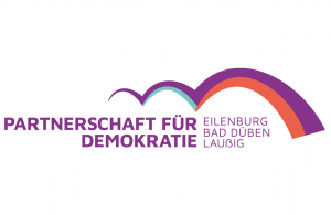 Das ist das Logo der Partnerschaft für Demokratie Eilenburg, Bad Düben und Lausig. „PARTNERSCHAFT FÜR DEMOKRATIE“ ist in großen, dick markierten Buchstaben in blau-violett geschrieben. Rechts daneben sind die Ortschaftsnamen untereinander in der selben Fa