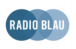 Das ist das Logo des Freien Radio Blau aus Leipzig.  Es besteht aus drei ineinander übergehenden Kreisen in drei verschiedenen Blautönen, die von Kreis zu Kreis heller werden. In dick markierten Großbuchstaben in weiß ist „RADIO BLAU“ über die Kreise gesc