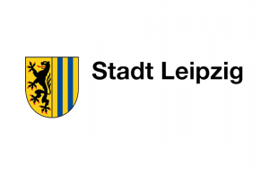 Das ist das Logo der Stadt Leipzig.  Links ist das Stadtwappen zu sehen und rechts daneben steht in dick markierten schwarzen Buchstaben „Stadt Leipzig“. Das Wappen ist schwarz umrandet und wird in der Mitte durch eine schwarze Linie geteilt. Die Grundfar