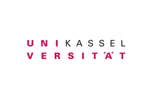 Das ist das Logo der Universität Kassel. Es besteht aus zwei Zeilen und aus Großbuchstaben. In der oberen Zeile steht „UNI“ in rot und „KASSEL“ in Schwarz. Auf der unteren Seite steht „VERSITÄT“ in rot.