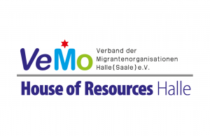 Das ist das Logo vom „House of Resources Halle, das zu VeMo, dem Verband der Migrantenorganisationen in Halle gehört. Es besteht  aus zwei Teilen. Im oberen Teil beginnt mit einem großgeschriebenes V in violett, darauf folgt ein kleingeschriebenes e in vi