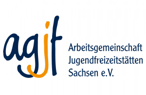 Das ist das Logo des AGJF Sachsen e. V., des Projektes connect – Jugendhilfe migrationssensibel und menschenrechtsorientiert gestalten. Das Logo von „connect“ besteht aus bunten Pluszeichen. Auf denen in weißer dicken Buchstaben „connect“ steht. Das Logo